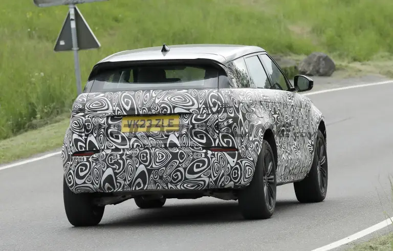 Range Rover Evoque 2024 - Foto spia 06-06-2023 - 5