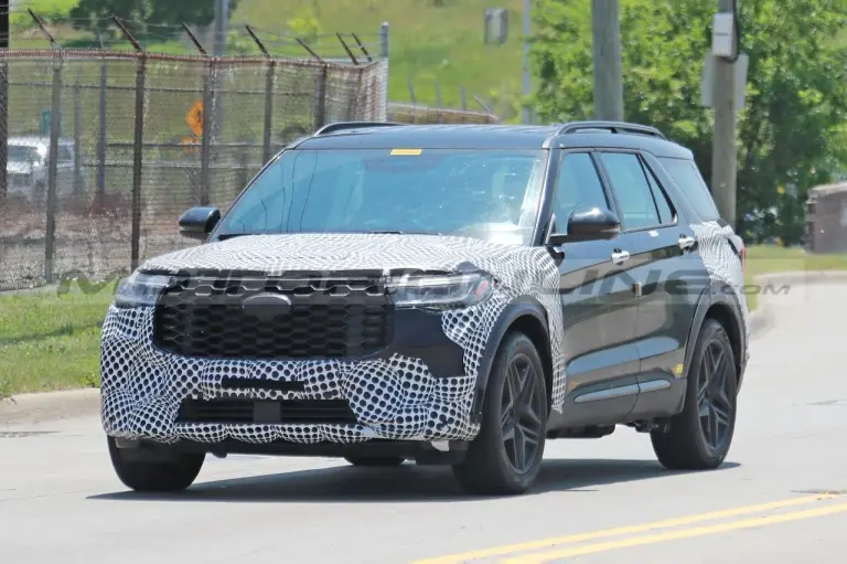 Ford Explorer Limited 2024 - Foto Spia 09-06-2023 - 2