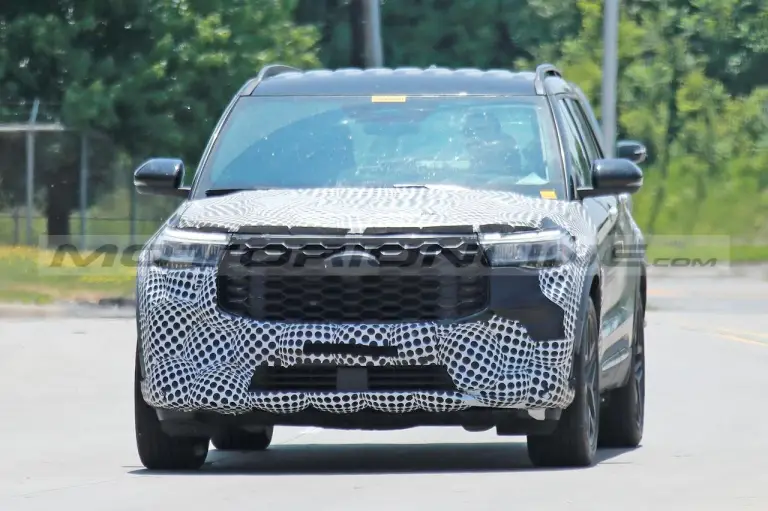 Ford Explorer Limited 2024 - Foto Spia 09-06-2023 - 3