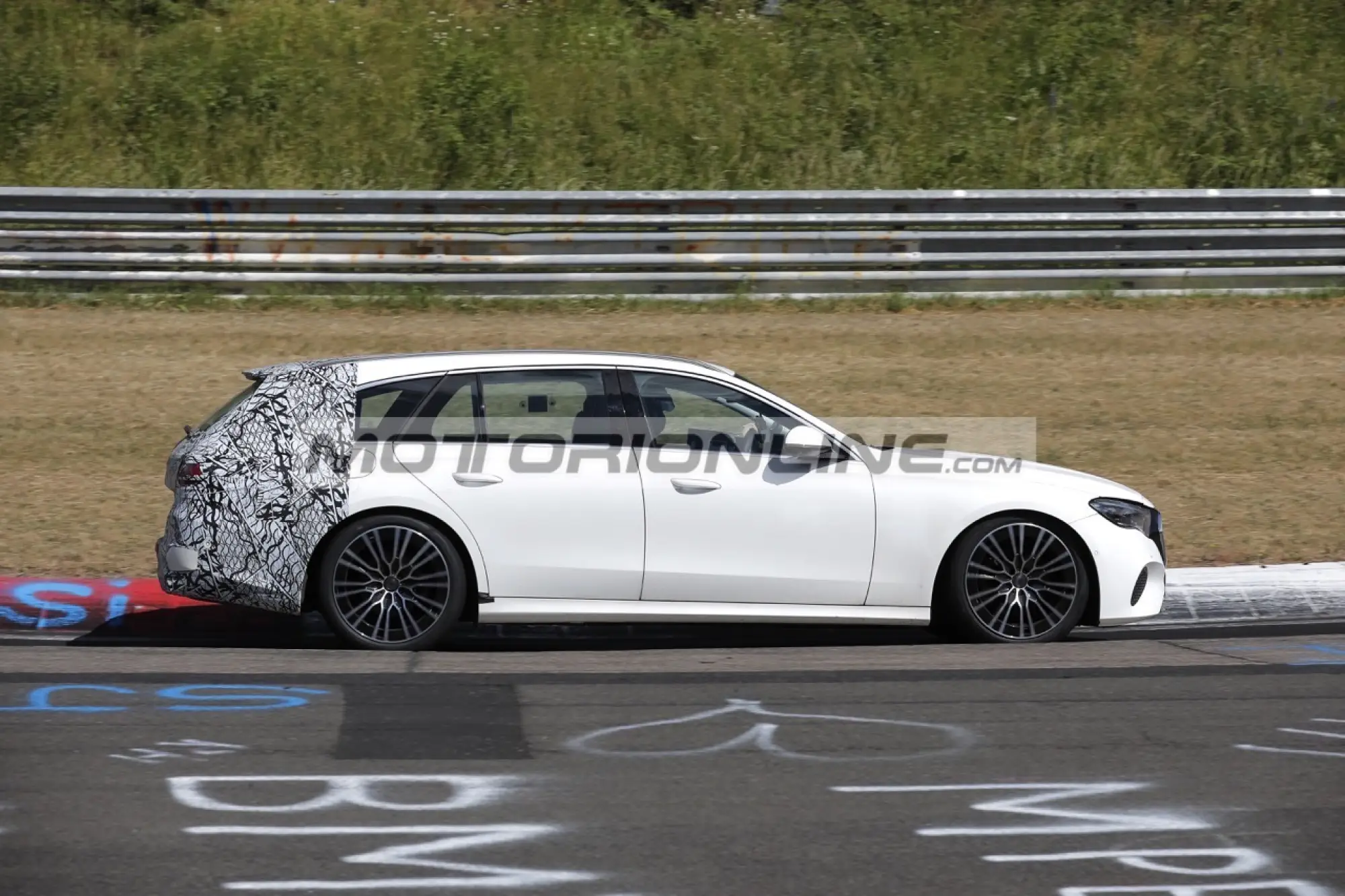 Mercedes Classe E SW - Foto spia 15-6-2023 - 6