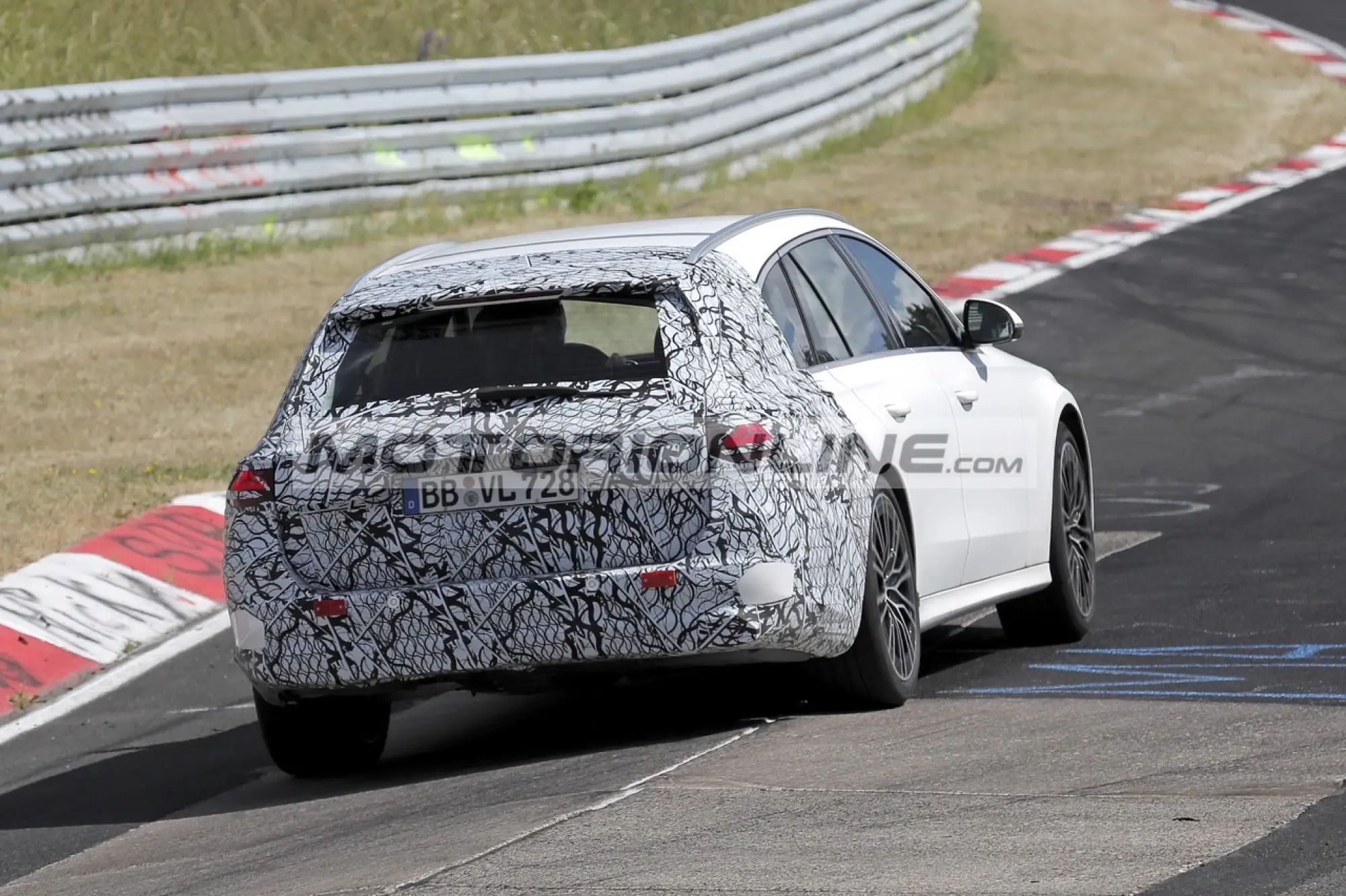Mercedes Classe E SW - Foto spia 15-6-2023 - 11
