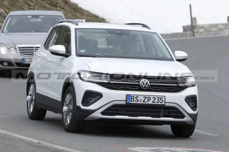 Volkswagen T-Cross 2024 - Foto Spia 15-06-2023 - 1