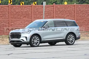 Lincoln Aviator 2024 - Foto Spia 17-06-2023