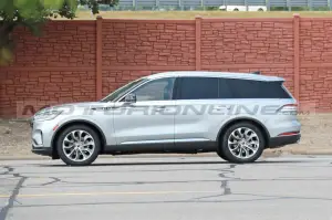 Lincoln Aviator 2024 - Foto Spia 17-06-2023