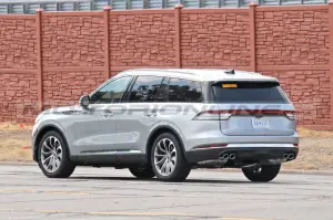 Lincoln Aviator 2024 - Foto Spia 17-06-2023