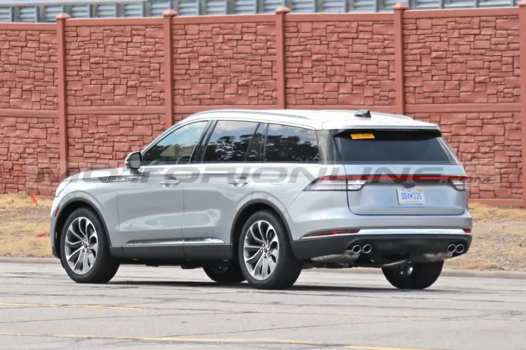 Lincoln Aviator 2024 - Foto Spia 17-06-2023 - 9