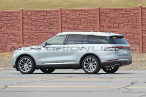 Lincoln Aviator 2024 - Foto Spia 17-06-2023 - 7