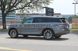 Lincoln Aviator 2024 - Foto Spia 24-06-2023