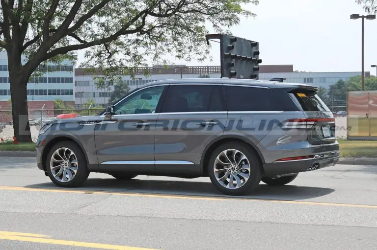 Lincoln Aviator 2024 - Foto Spia 24-06-2023 - 3