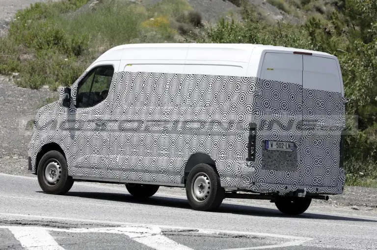 Renault Master 2025 - Foto Spia 30-06-2023 - 16