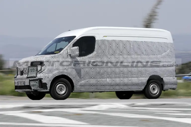 Renault Master 2025 - Foto Spia 30-06-2023 - 19