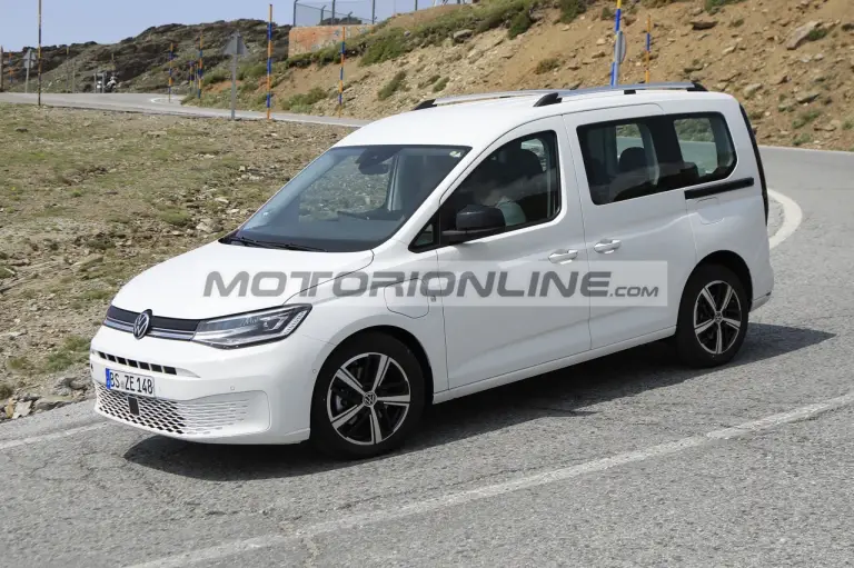 Volkswagen Caddy - Foto spia 3-7-2023 - 9