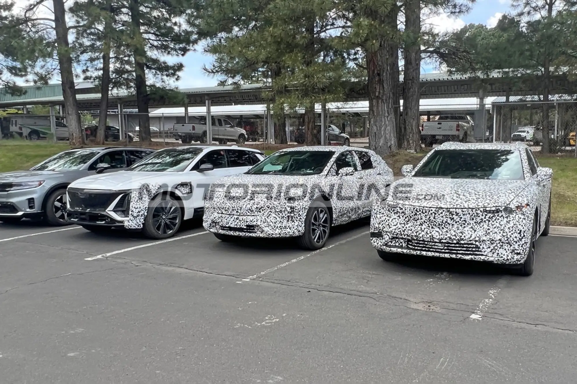 Cadillac SUV compatto elettrico - Foto spia 3-7-2023 - 1