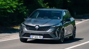 Renault Clio Hybrid, face lift: primo contatto