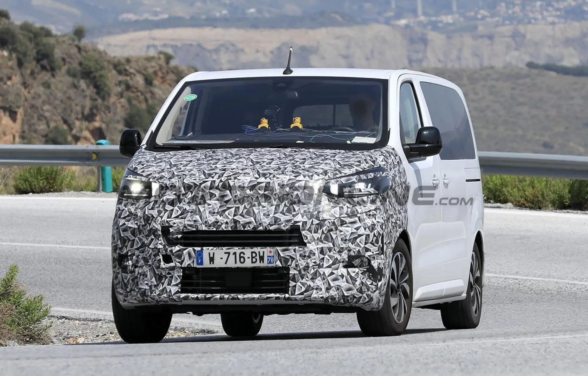 Peugeot e-Traveller e Citroen e-Spacetourer 2024 - Foto spia 12-07-2023 - 2