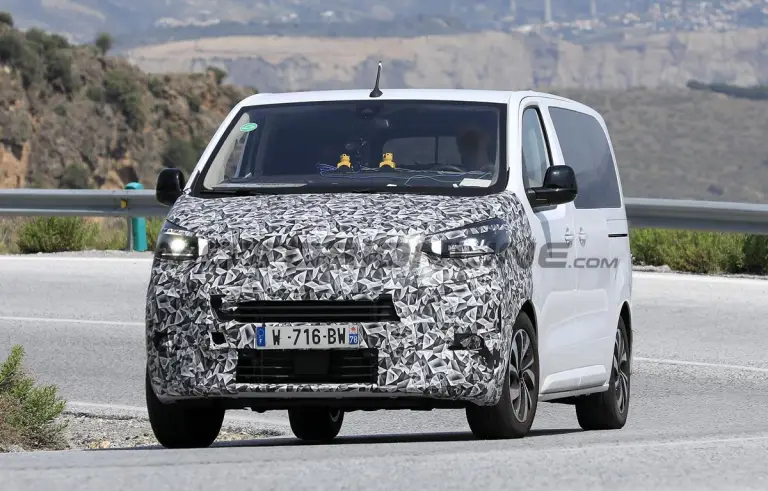 Peugeot e-Traveller e Citroen e-Spacetourer 2024 - Foto spia 12-07-2023 - 2