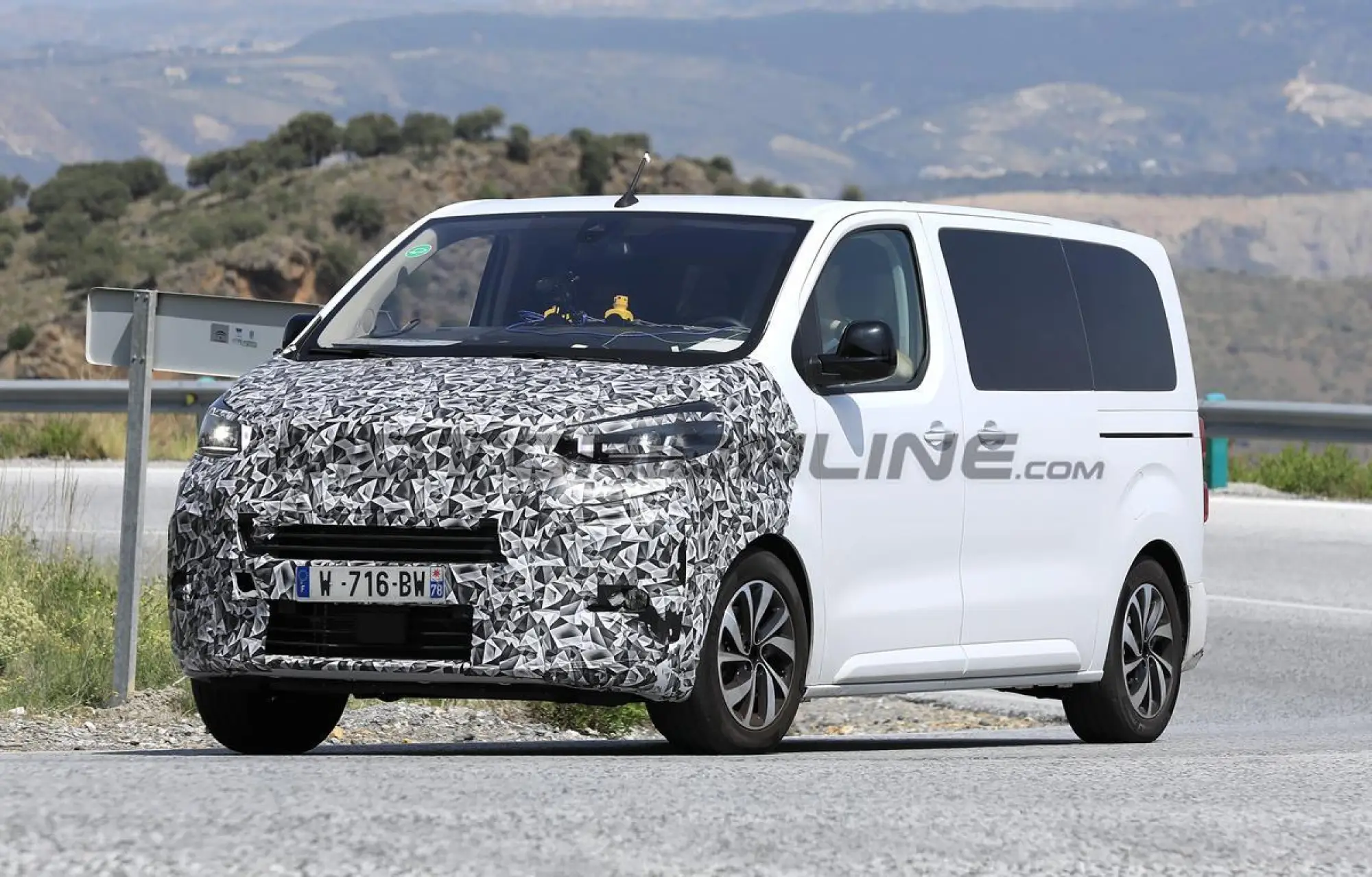 Peugeot e-Traveller e Citroen e-Spacetourer 2024 - Foto spia 12-07-2023 - 1