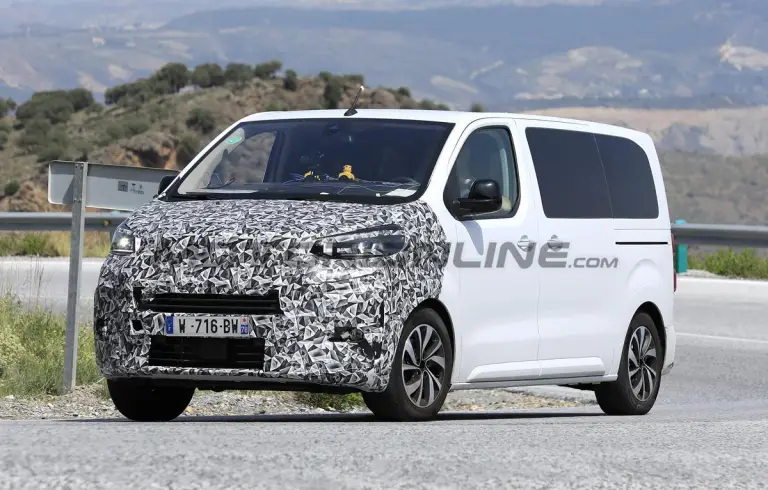 Peugeot e-Traveller e Citroen e-Spacetourer 2024 - Foto spia 12-07-2023 - 1