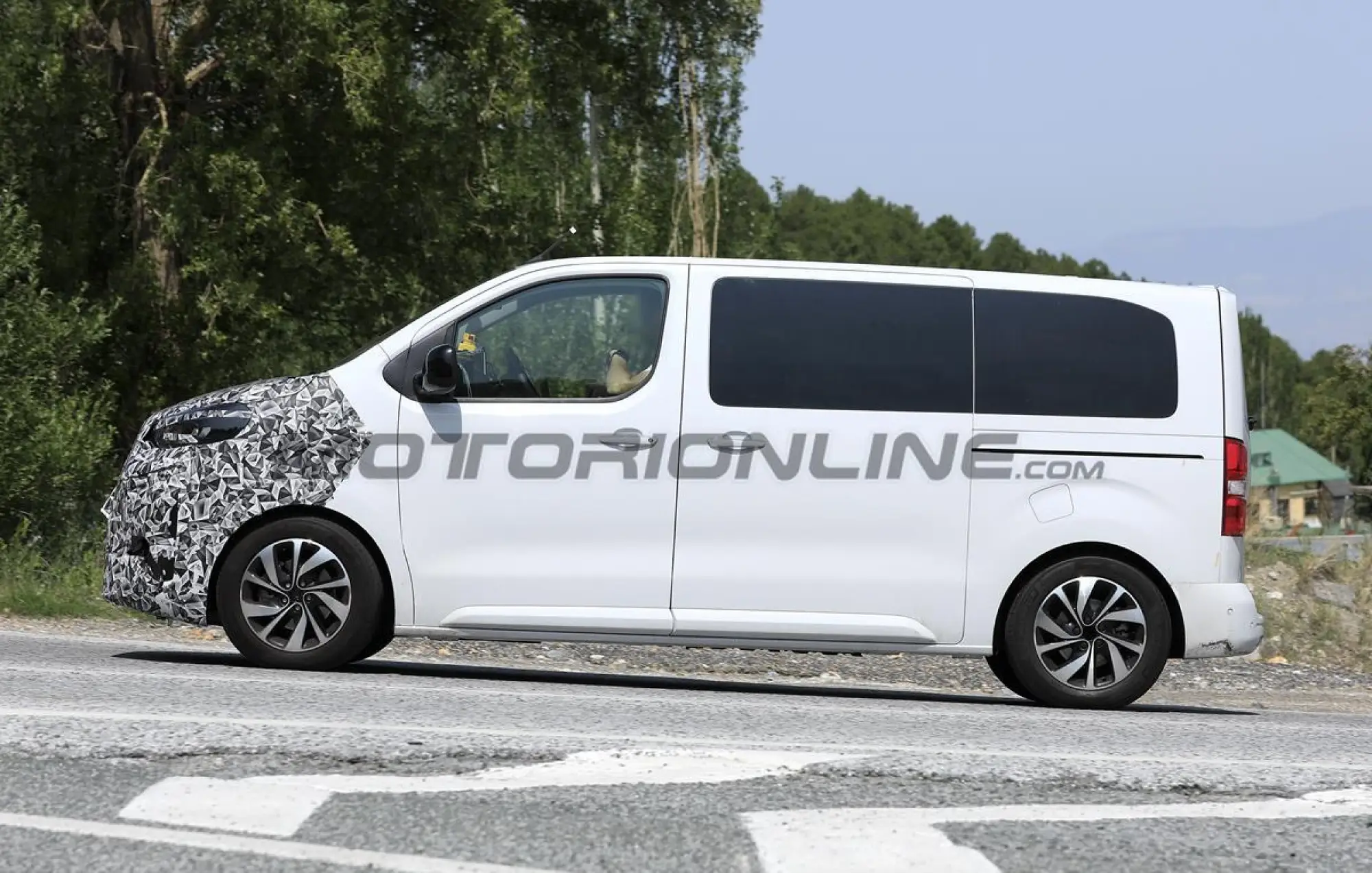 Peugeot e-Traveller e Citroen e-Spacetourer 2024 - Foto spia 12-07-2023 - 5
