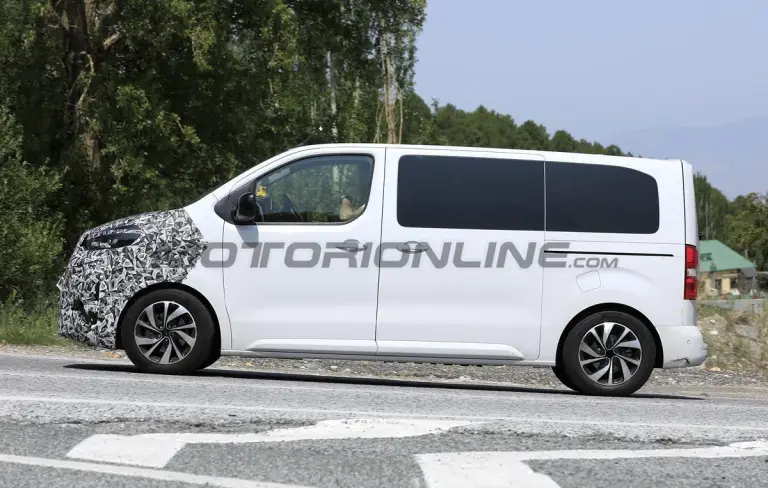 Peugeot e-Traveller e Citroen e-Spacetourer 2024 - Foto spia 12-07-2023 - 5