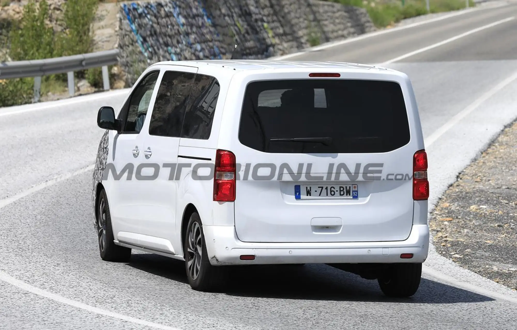 Peugeot e-Traveller e Citroen e-Spacetourer 2024 - Foto spia 12-07-2023 - 6