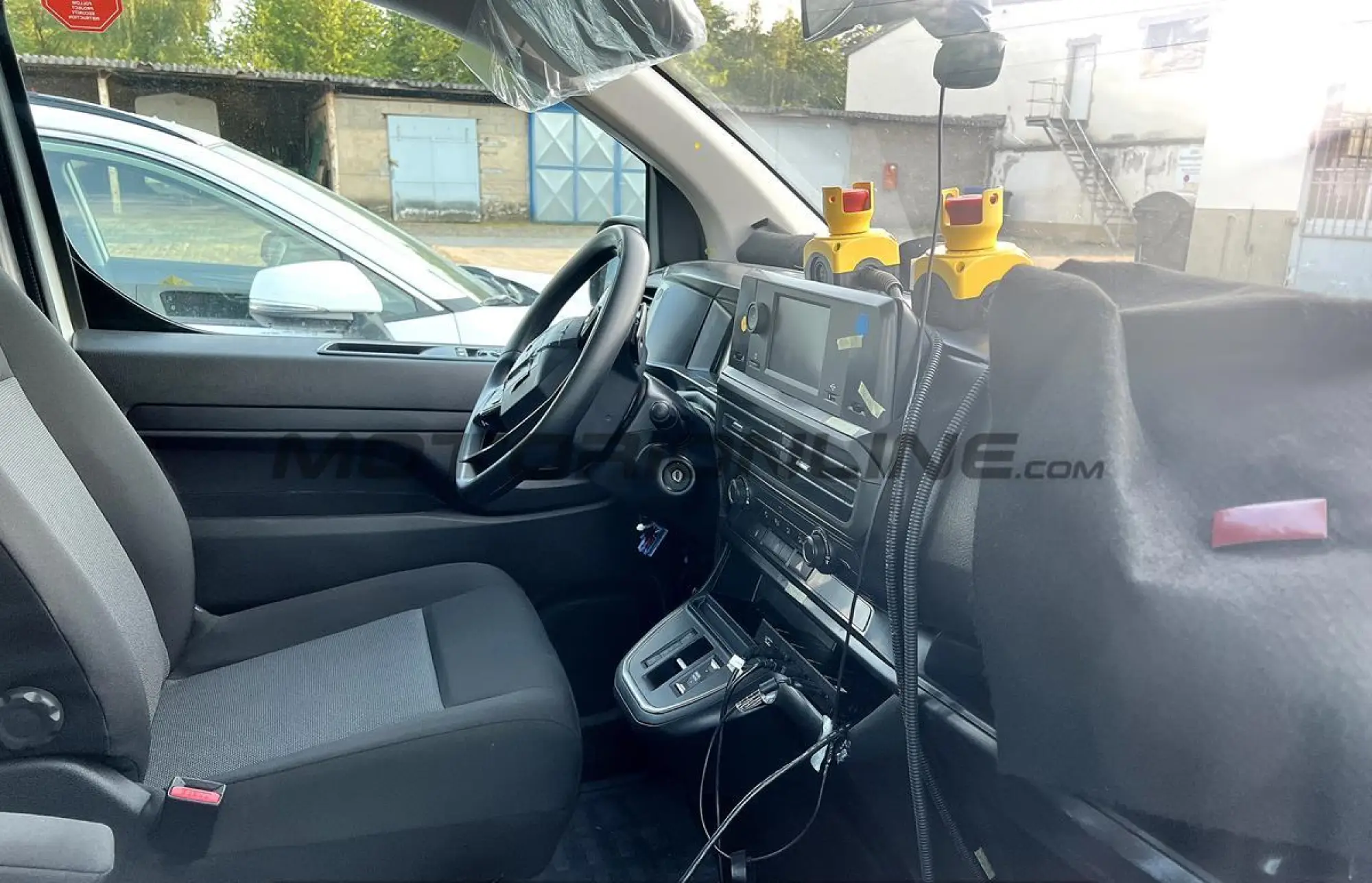 Peugeot e-Traveller e Citroen e-Spacetourer 2024 - Foto spia 12-07-2023 - 8