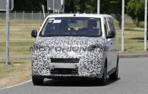 Peugeot e-Traveller e Citroen e-Spacetourer 2024 - Foto spia 12-07-2023 - 15