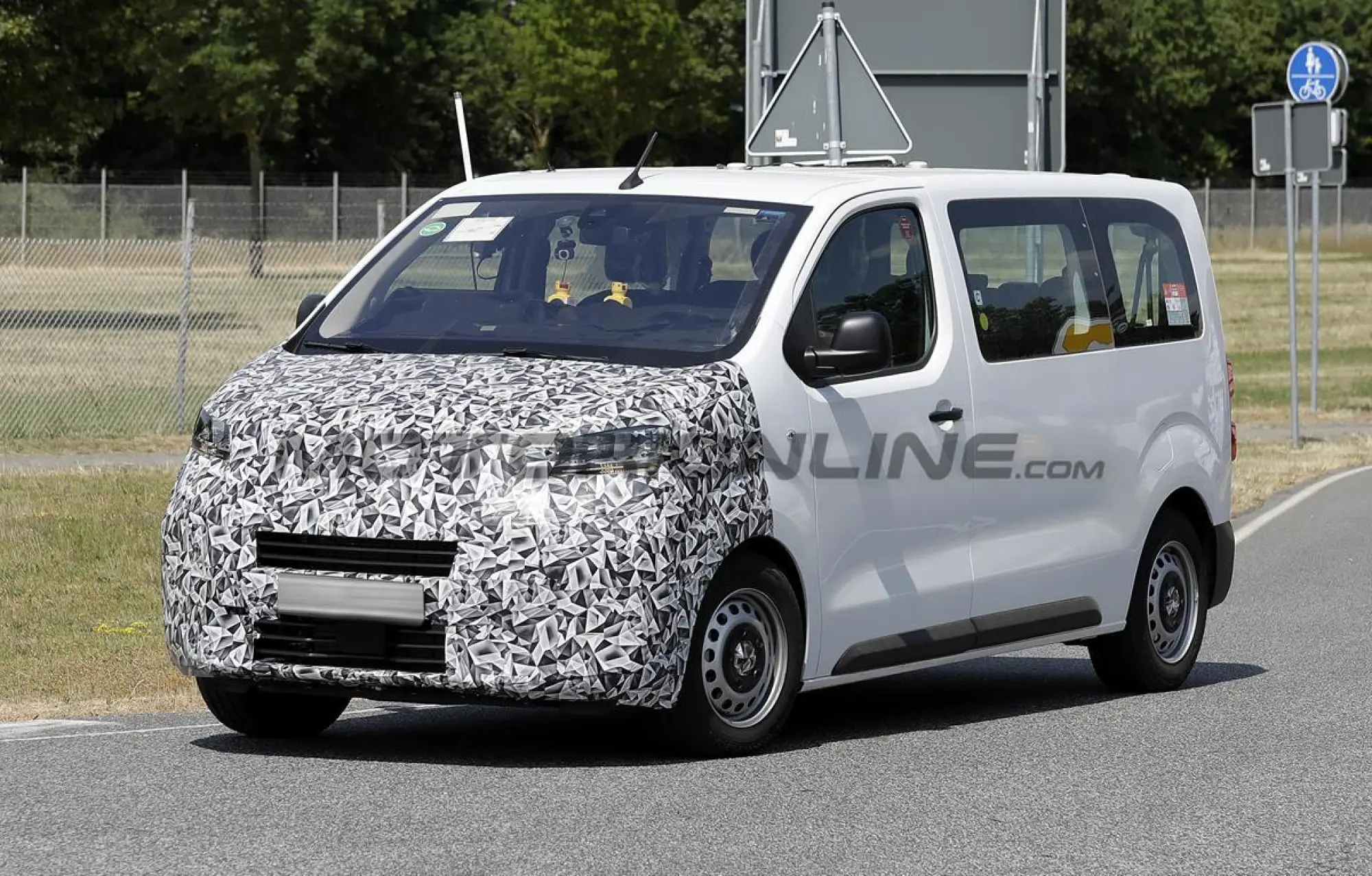 Peugeot e-Traveller e Citroen e-Spacetourer 2024 - Foto spia 12-07-2023 - 11
