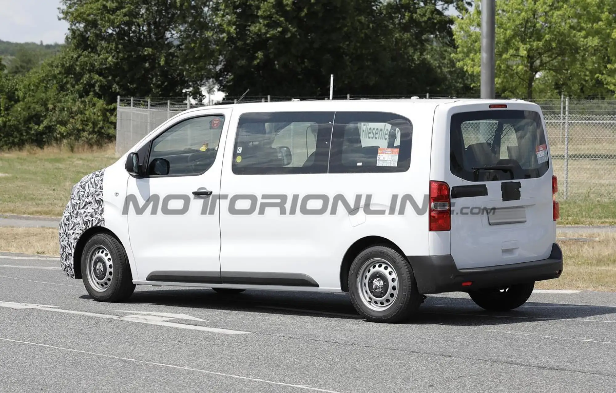Peugeot e-Traveller e Citroen e-Spacetourer 2024 - Foto spia 12-07-2023 - 14