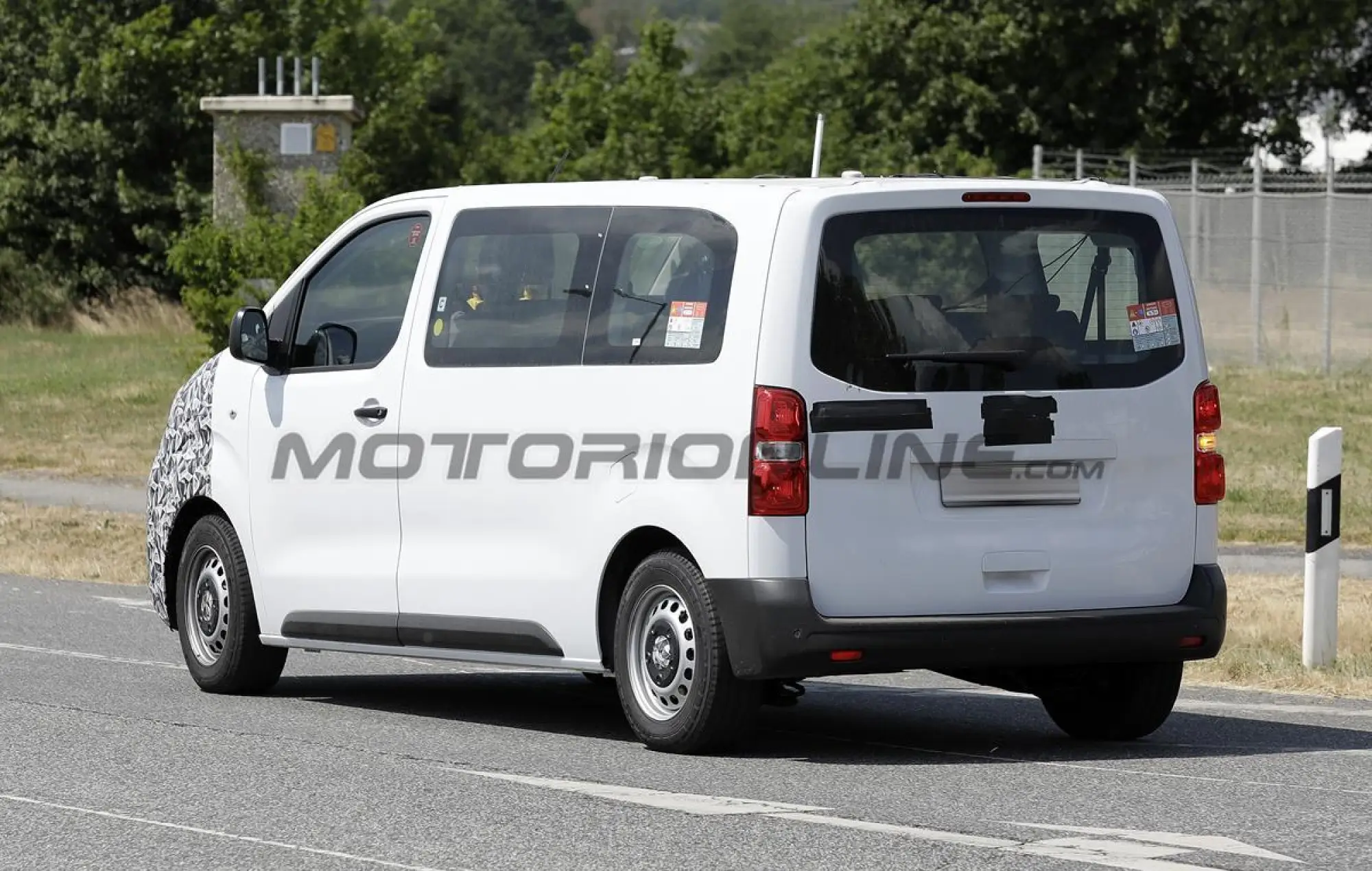 Peugeot e-Traveller e Citroen e-Spacetourer 2024 - Foto spia 12-07-2023 - 16