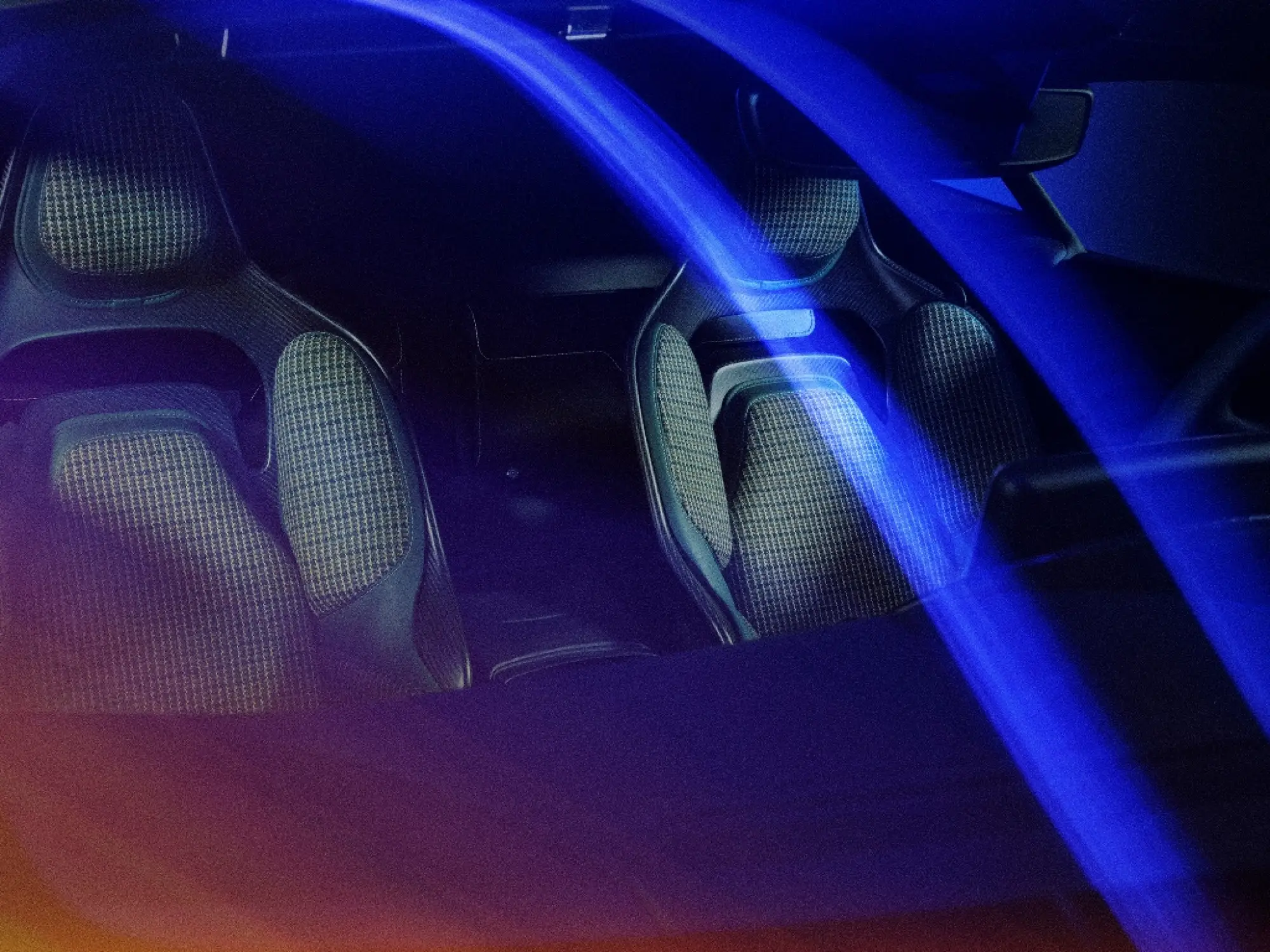 Aston Martin Valour - 17