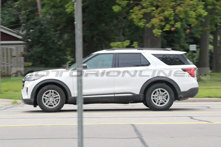 Ford Explorer Active 2024 - Foto Spia 13-07-2023 - 4