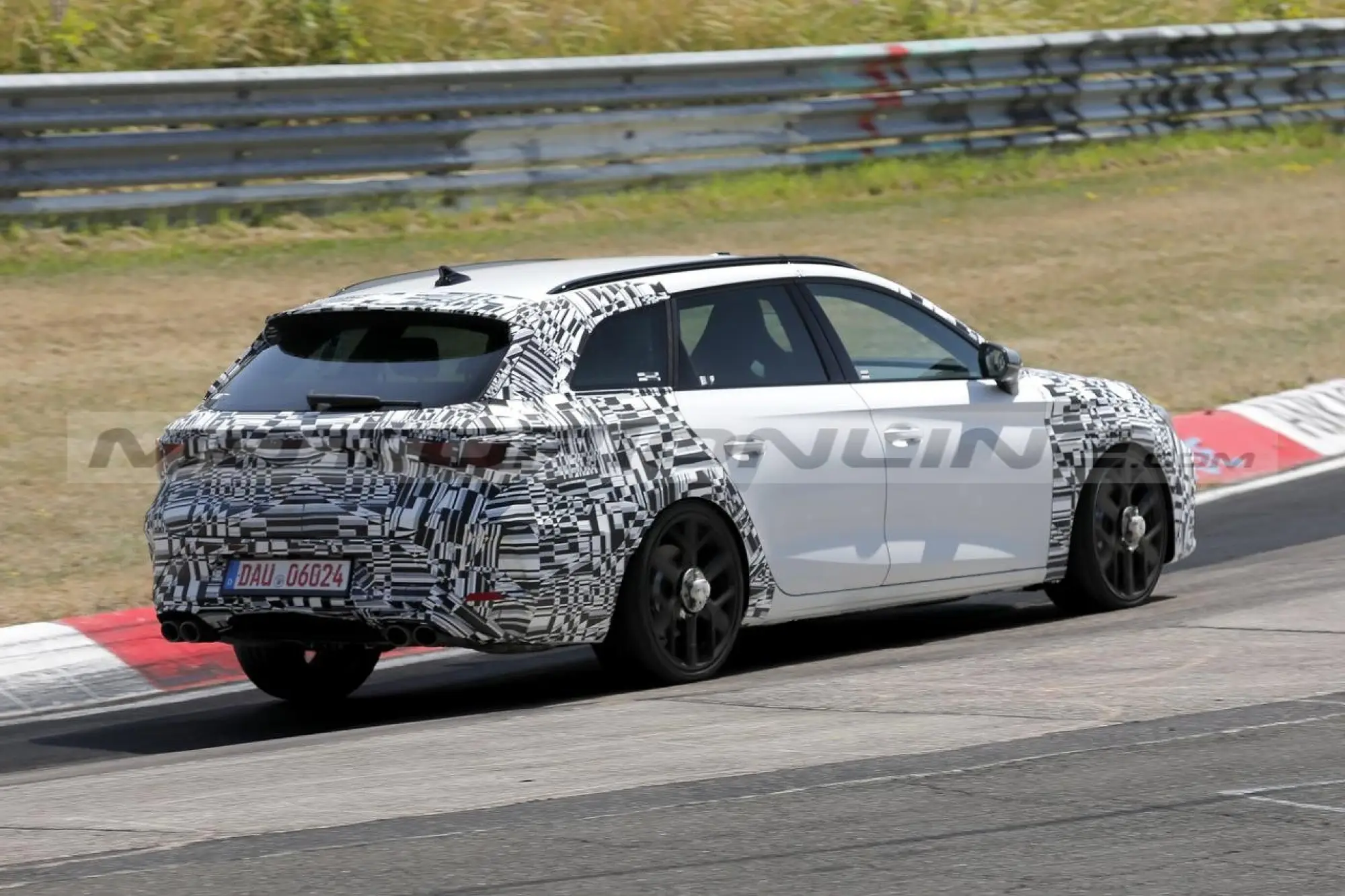 Cupra Leon Sportstourer restyling - Foto Spia 13-07-2023 - 9