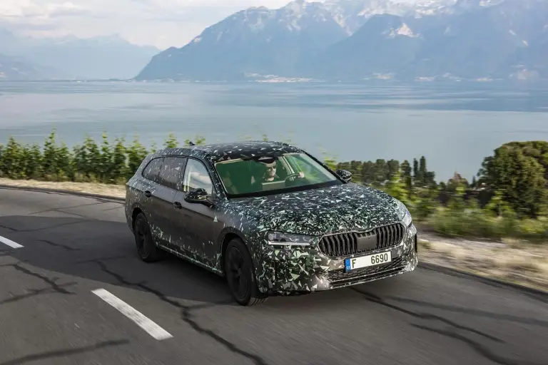 Skoda Superb 2024 prototipo teaser - 9