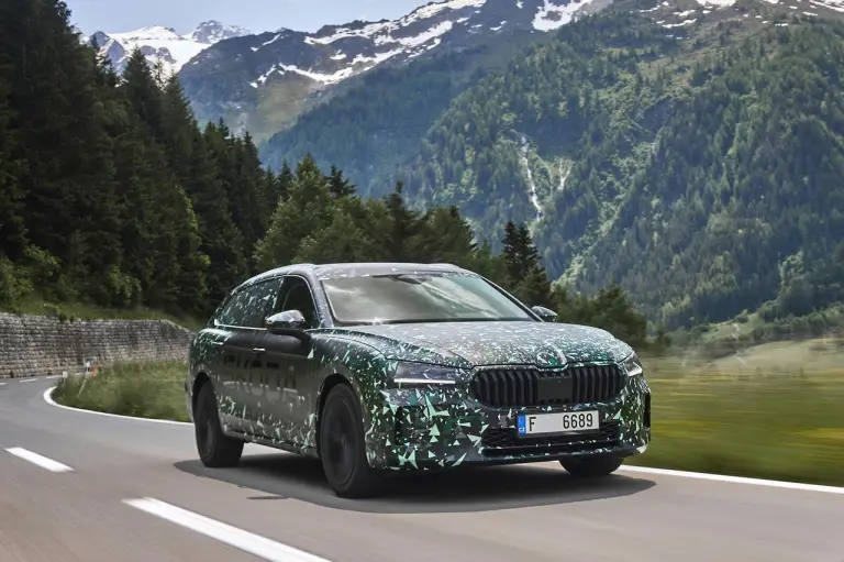 Skoda Superb 2024 prototipo teaser - 33