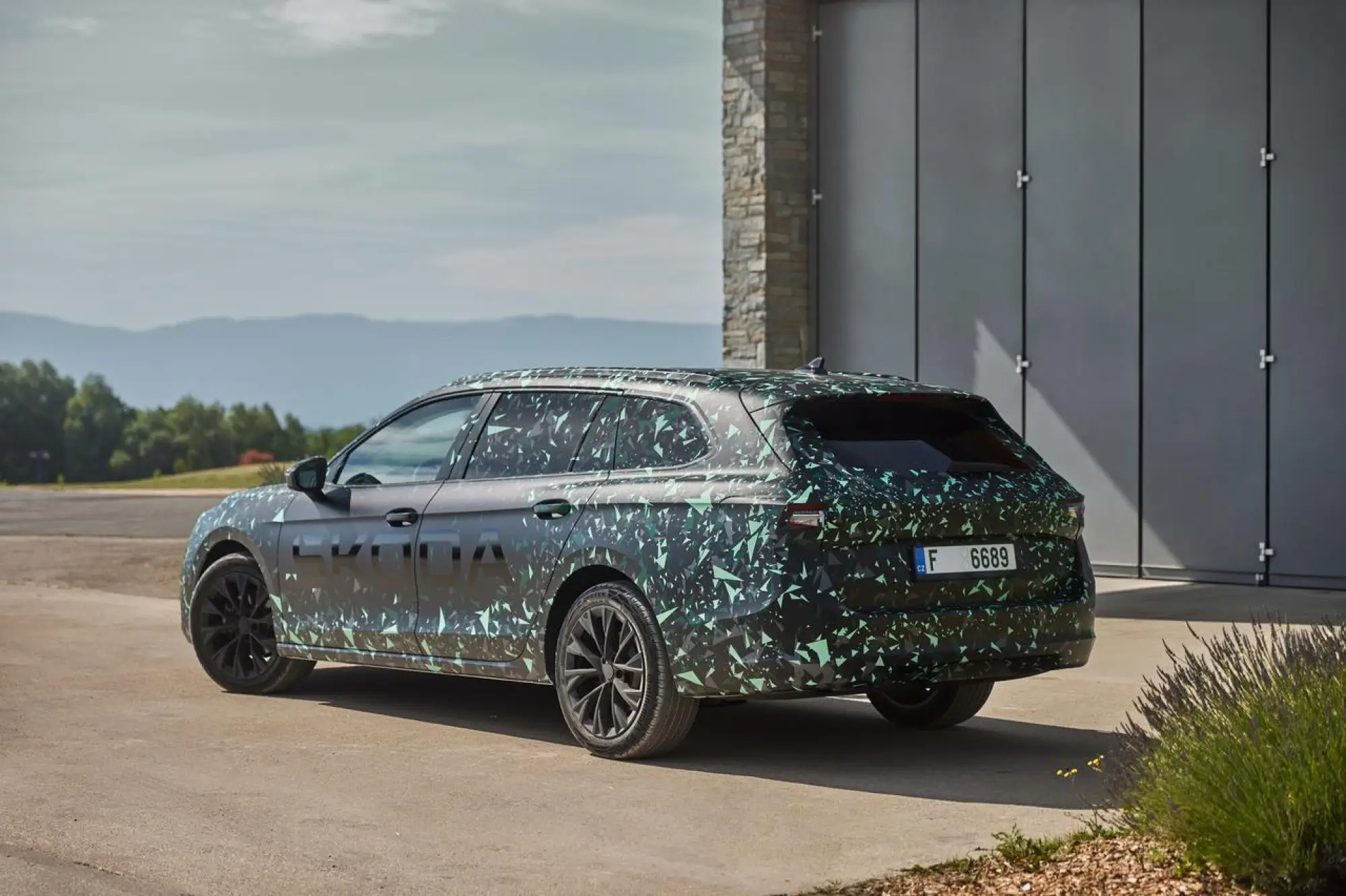 Skoda Superb 2024 prototipo teaser - 26