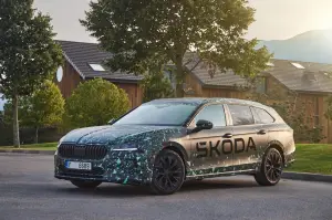 Skoda Superb 2024 prototipo teaser