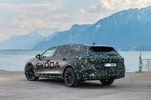 Skoda Superb 2024 prototipo teaser