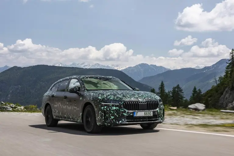 Skoda Superb 2024 prototipo teaser - 5