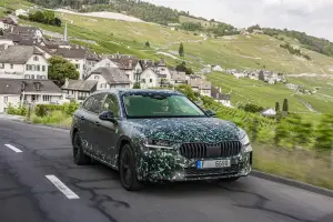 Skoda Superb 2024 prototipo teaser - 7