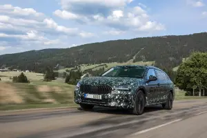 Skoda Superb 2024 prototipo teaser