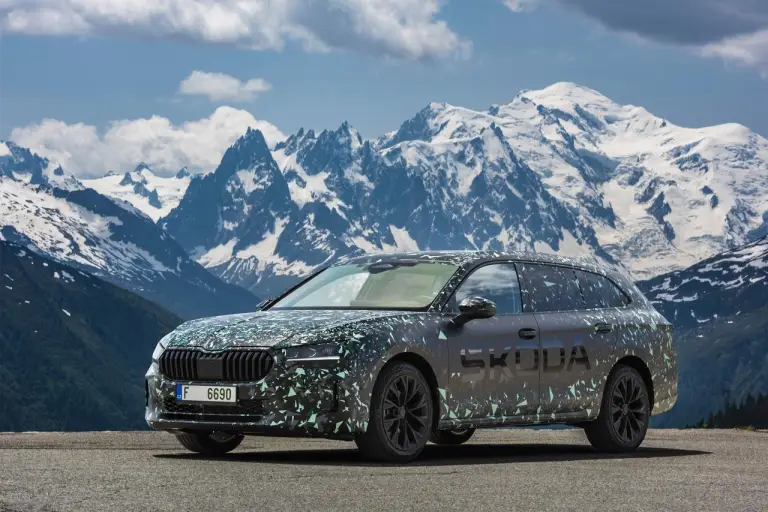 Skoda Superb 2024 prototipo teaser - 2