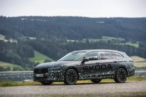 Skoda Superb 2024 prototipo teaser