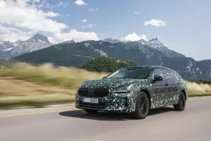 Skoda Superb 2024 prototipo teaser