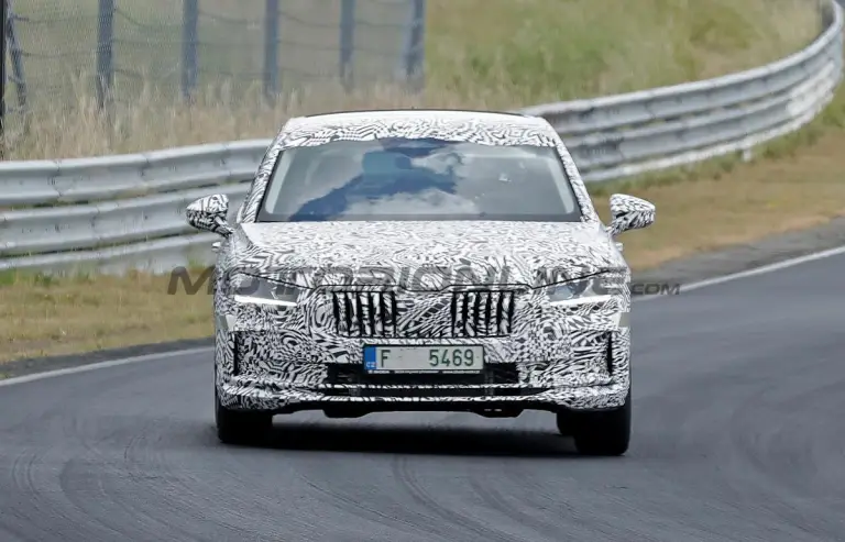 Skoda Superb 2024 - Foto spia 27-07-2023 - 2