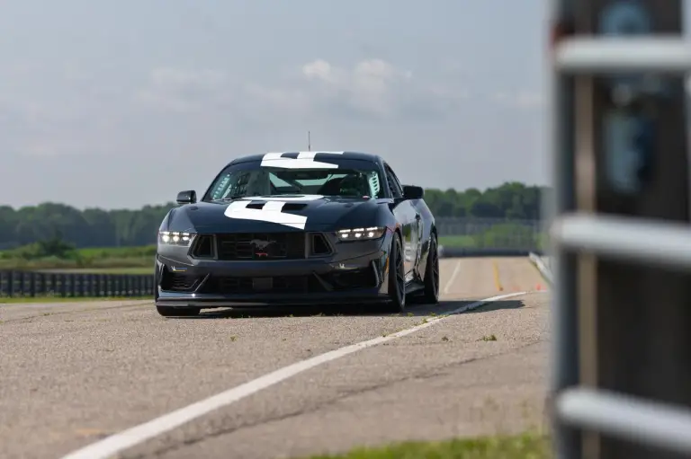 Ford Mustang Dark Horse R - 3