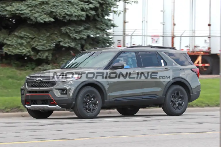 Ford Explorer 2024 - Foto spia 31-7-2023 - 6