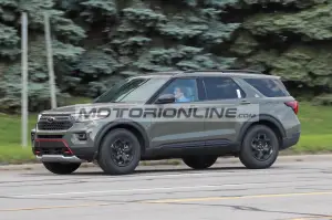 Ford Explorer 2024 - Foto spia 31-7-2023 - 5