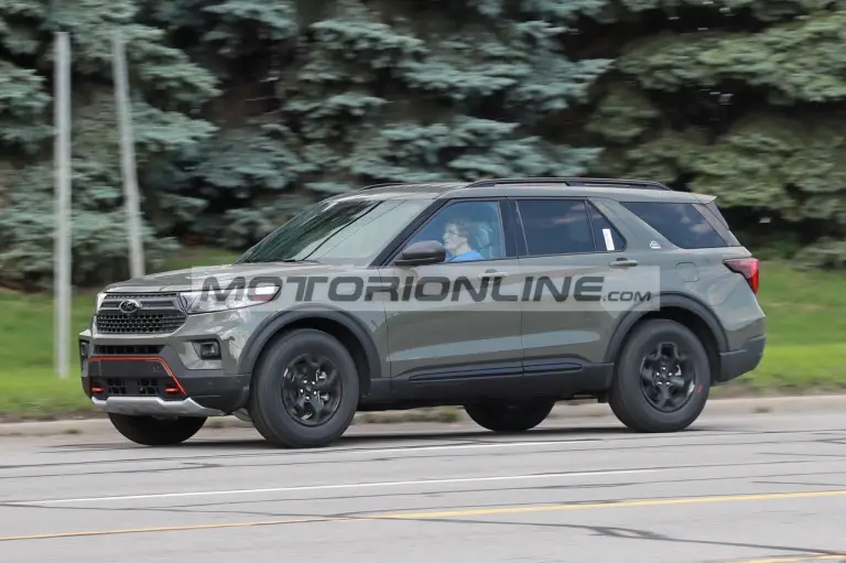 Ford Explorer 2024 - Foto spia 31-7-2023 - 5
