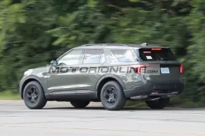 Ford Explorer 2024 - Foto spia 31-7-2023 - 3